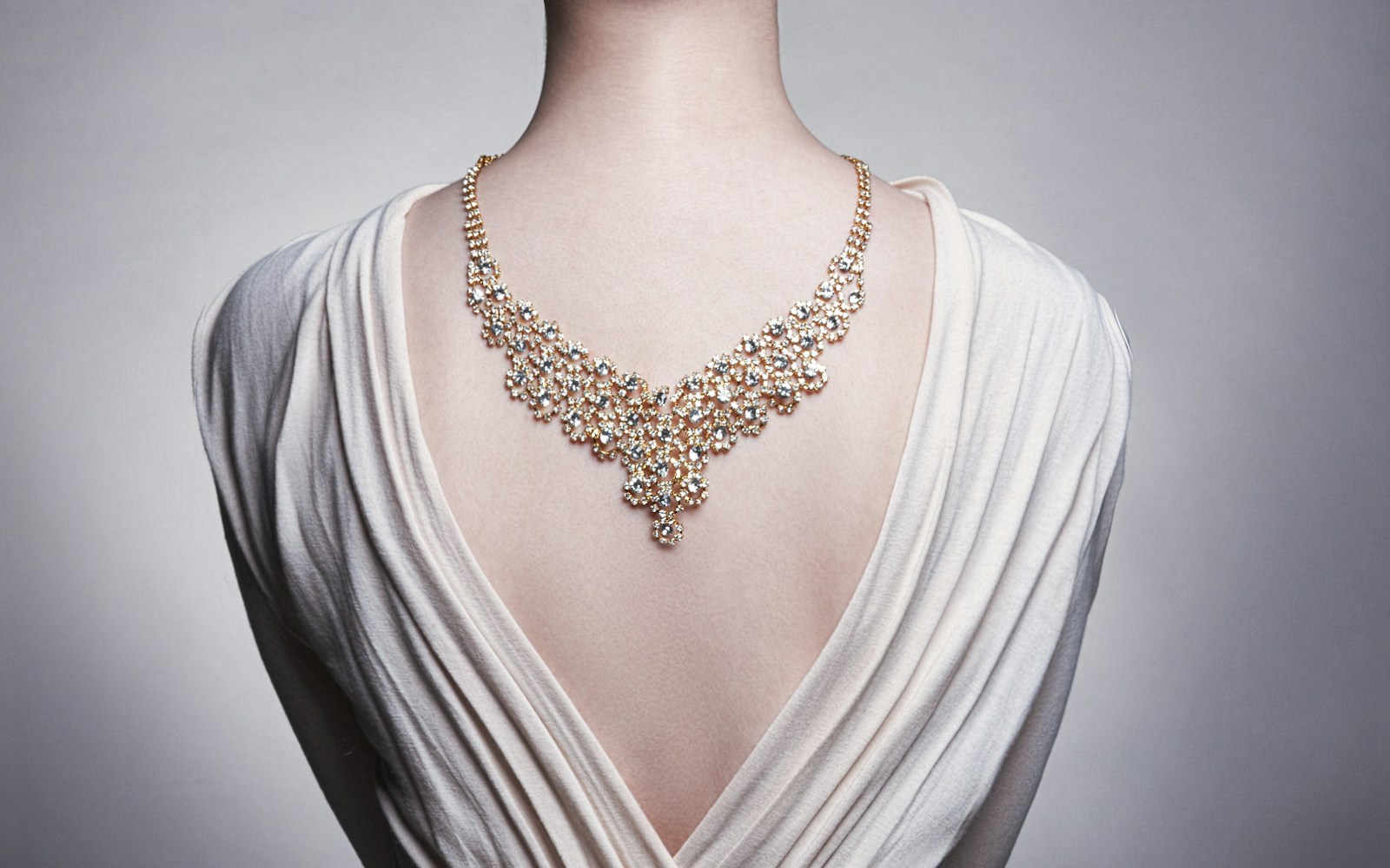 Model wearing DAIORUS jewellery